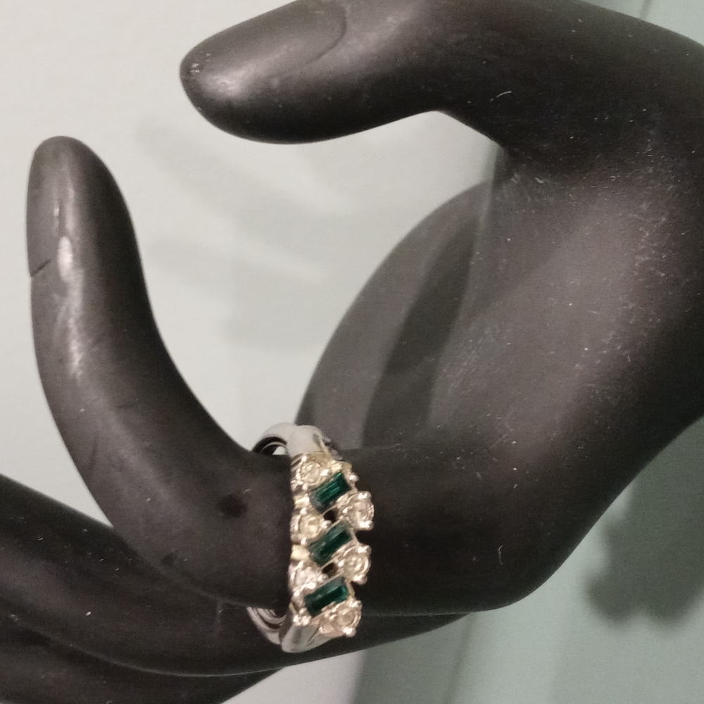 Silver And Emerald Colored Ring - image 2